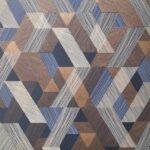 PAPEL DE PAREDE VINÍLICO GEOMÉTRICO 3D LARANJA, MARROM E AZUL TRIÂNGULOS-PDG5301-COL.VERSAILLES